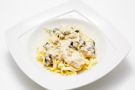 Тальятелле с куриной грудкой и лесными грибами 