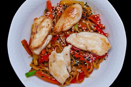 Лапша удон с курицей и овощами