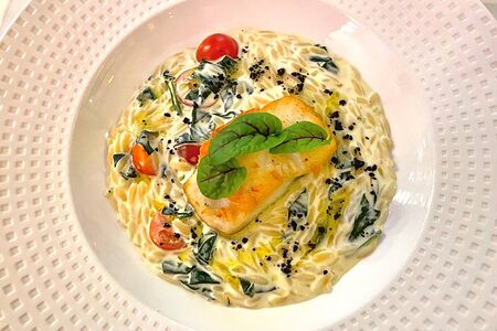 Палтус с орзо в сливочном соусе со шпинатом