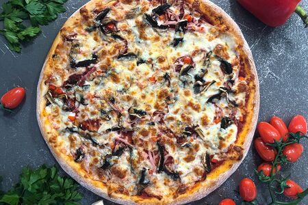 Сытная пицца на красном соусе