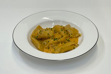 Равиоли с креветкой и томатами