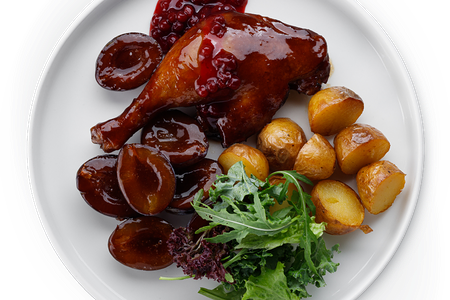 Утиная ножка со сливой и картофелем бейби