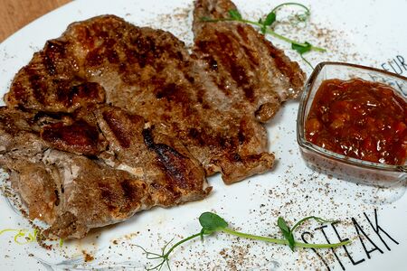 Стейк из cвинoй шеи