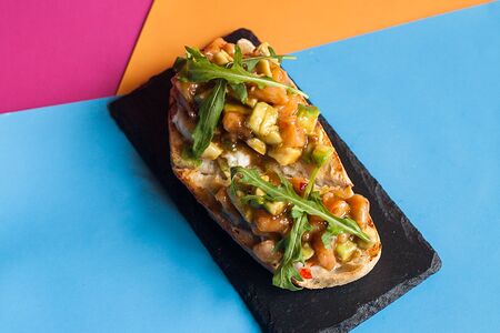 Брускетта с лососем и авокадо