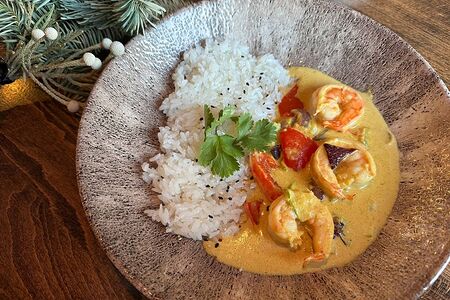 Нежное карри из креветок с рисом