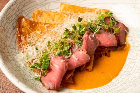 Блины с пастрами из говядины, со сливочным демигласом и сыром пармезан