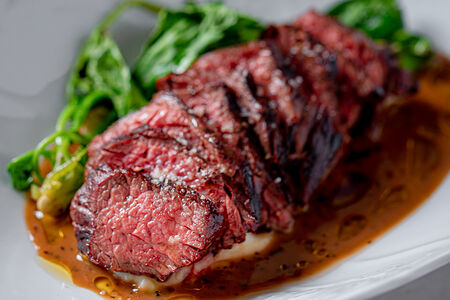 Стейк бавет с соусом из кампотского перца