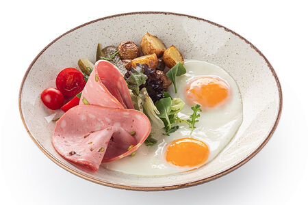 Сытный завтрак с мортаделлой и глазуньей