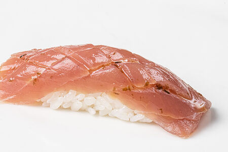 Суши с тунцом и соусом васаби