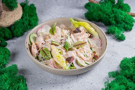 Салат с пастрами из индейки, ореховым соусом и кедровым орехом