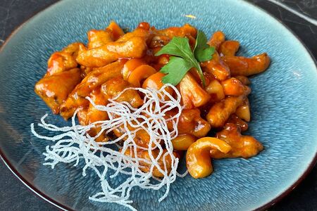 Утка с ананасами в кисло-сладком соусе