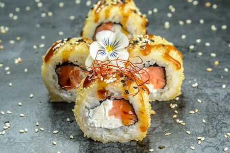 Жареный мини-бикини с лососем и сыром