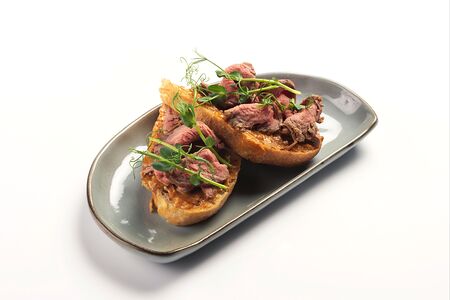 Брускетта с ростбифом