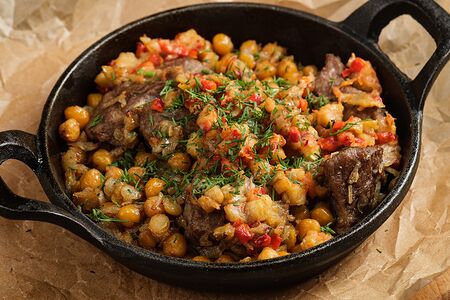 Баранина с нутом и икрой из синеньких