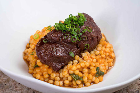 Щечки с птитимом и хариссой