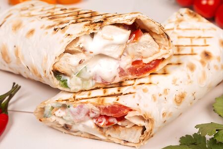 В лаваше из куриной грудки на углях