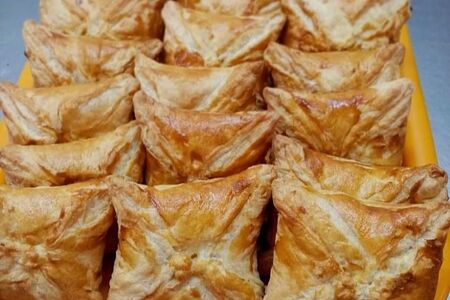 Слойка с томлеными яблоками и вишней