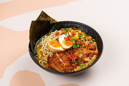 Карри рамен с цыпленком и арахисом