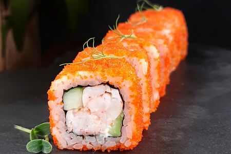 Ролл Калифорния с креветками и авокадо