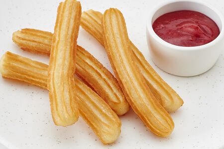 Чуррос с клубничным конфитюром