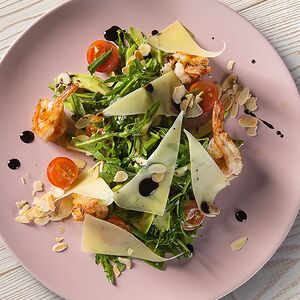 Рукола с креветками, авокадо и пармезаном