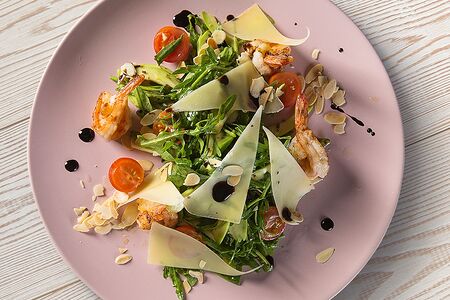 Рукола с креветками, авокадо и пармезаном