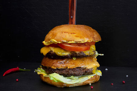 Бургер с говяжьей двойной котлетой