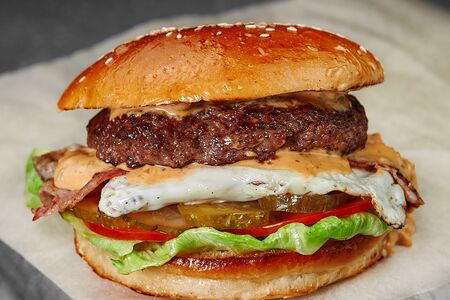 Биф Кантри с жареным яйцом и беконом