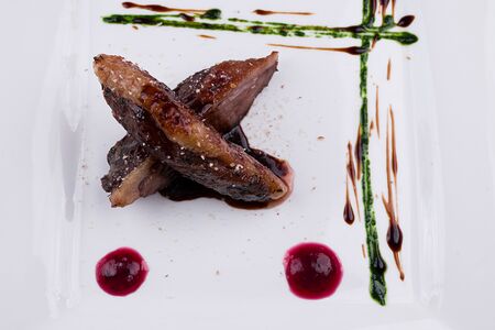 Утиная грудка Магре под миндальной корочкой с соусом порто