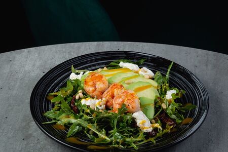 С креветками, авокадо и манговым соусом