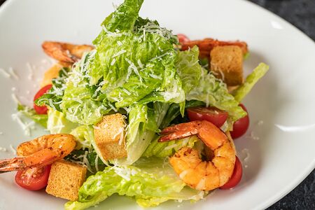 Салат Цезарь с креветками