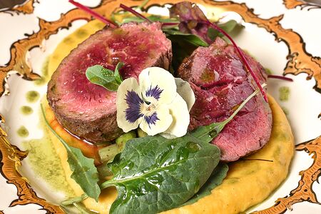 Говядина с пюре из корня сельдерея и вишневым соусом демиглас