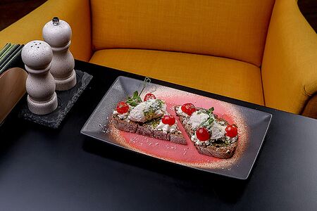 Брускетта с паштетом из цыпленка