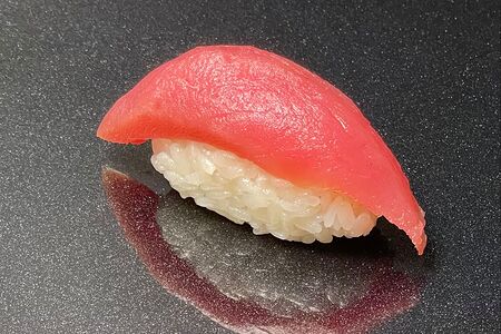 Суши с тунцом