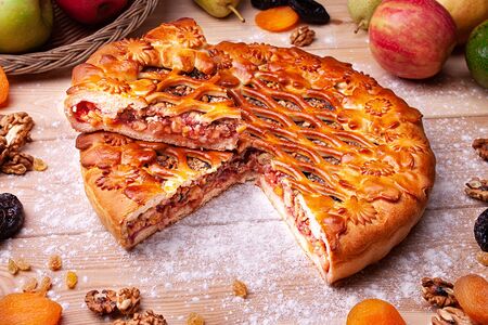 Пирог Двухслойный яблоко, орехи, изюм, чернослив, мед