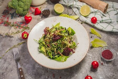 Зеленый салат с курицей