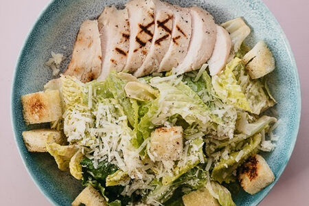 Салат Цезарь с курицей