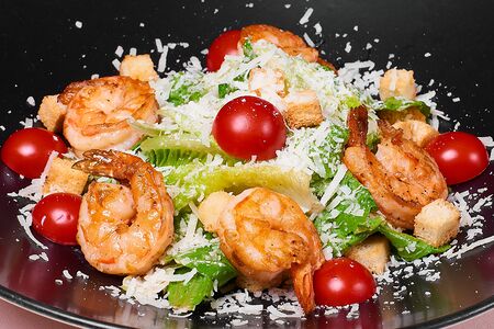 Салат Цезарь с креветками на гриле