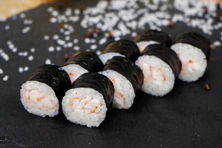 Маки-ролл с креветкой