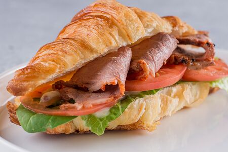 Круассан с пастрами