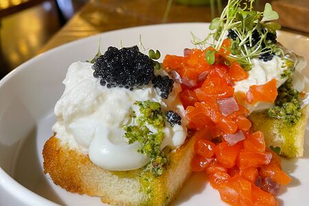 Тартар из лосося с сыром страчателла и яйцом пашот