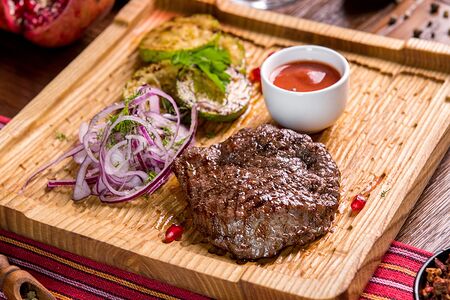 Стейк из говядины с цукини на гриле