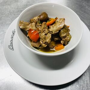Печень куриная, тушенная с овощами