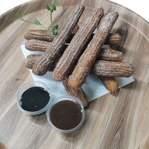 Чуррос с корицей, сахаром и топингами