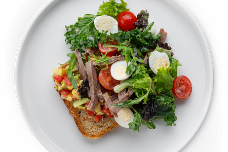 Салат с языком на тосте