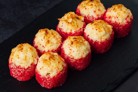 Запечённый ролл с креветкой