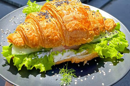 Круассан с творожным сыром и лососем