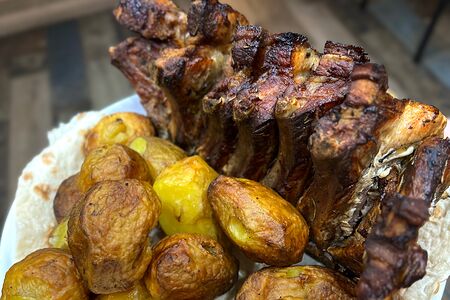 Свиные ребра в духовке с картошкой