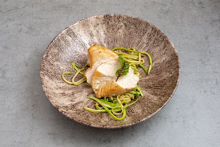 Куриное филе с лапшой из цукини