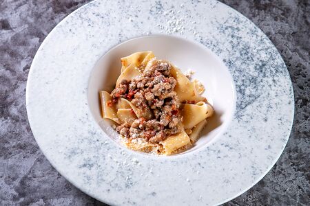 Паппарделле с утиной грудкой, вялеными томатами и кедровыми орехами